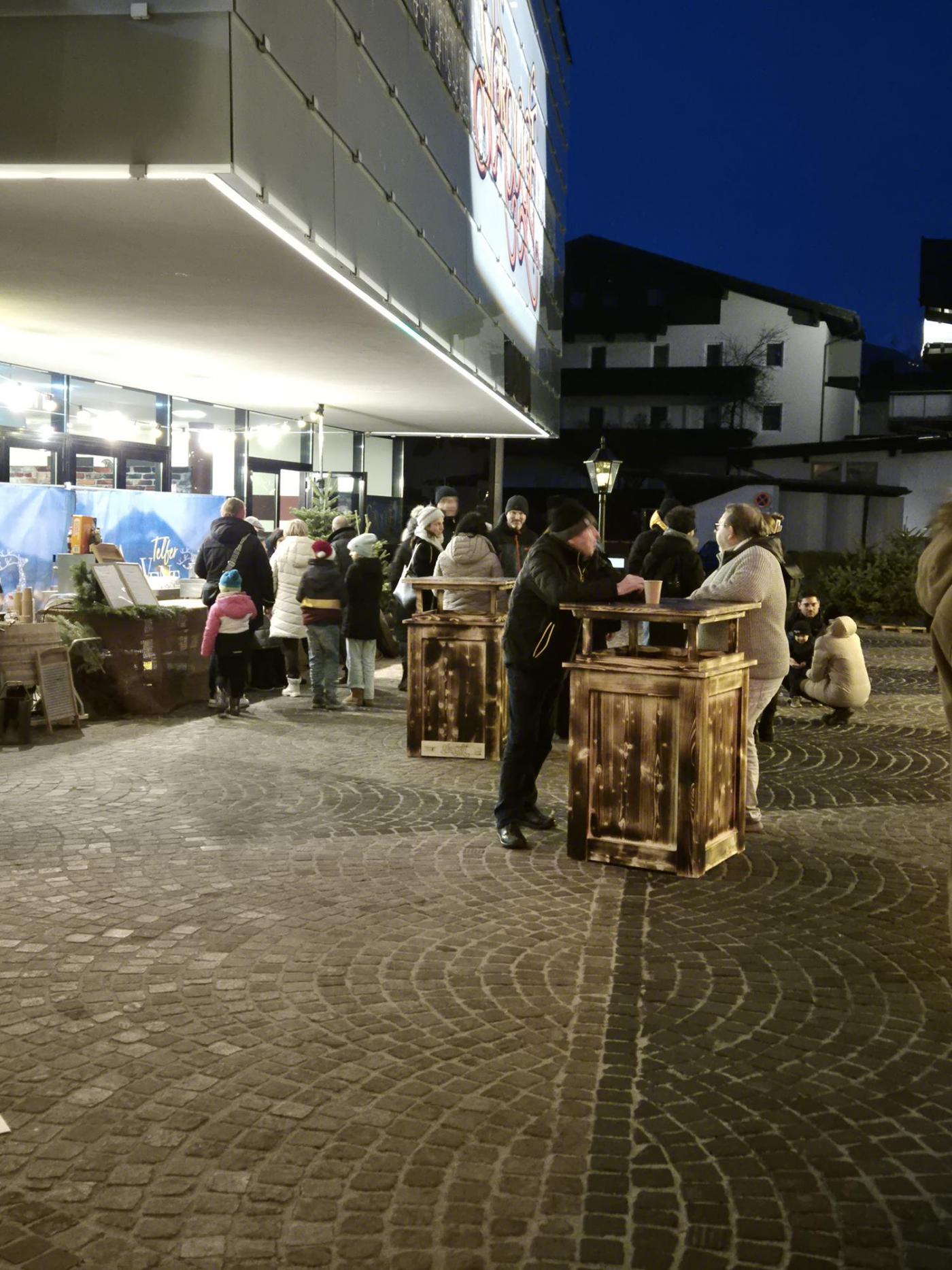 Stehtische für Weihnachtsmarkt Stehtische am Weihnachtsmarkt